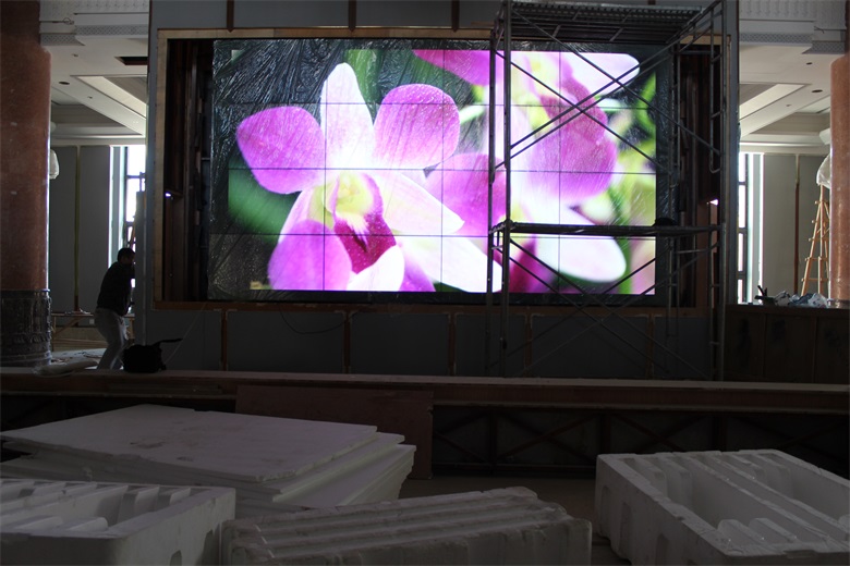 2014年齐齐哈尔金色世家售楼中心液晶拼接大屏幕